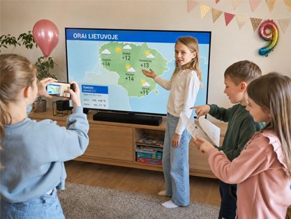 Vaikai filmuoja žinių reportažą.
