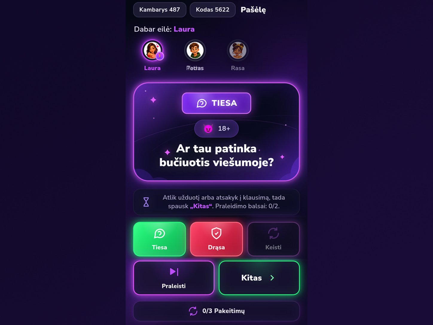 Vakarėlio dalyviai žaidžia „Tiesa ar drąsa“ telefonu